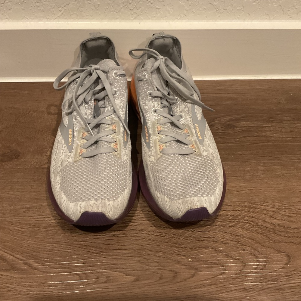 Brooks Women’s Gray and Purple Athletic Sneakers Tennis Size 10